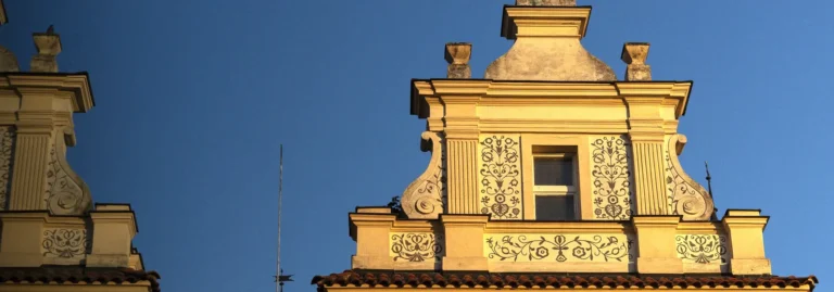stara vila zluta fasada