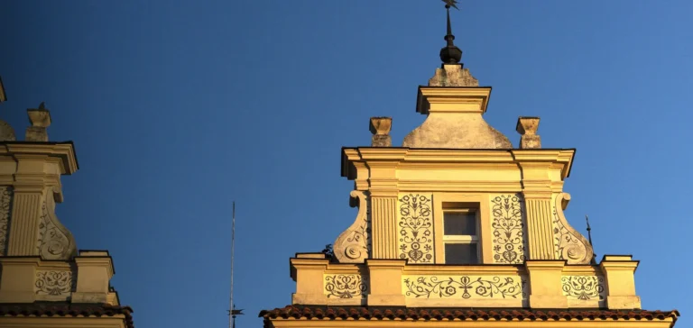 stara vila zluta fasada