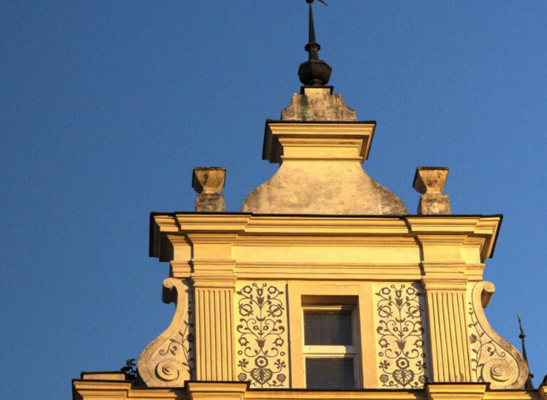 stara vila zluta fasada