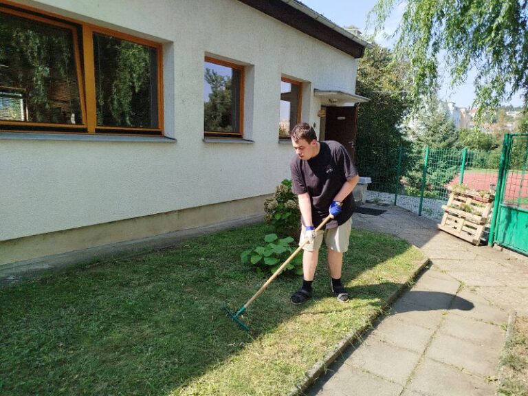 student pracuje na zahrade